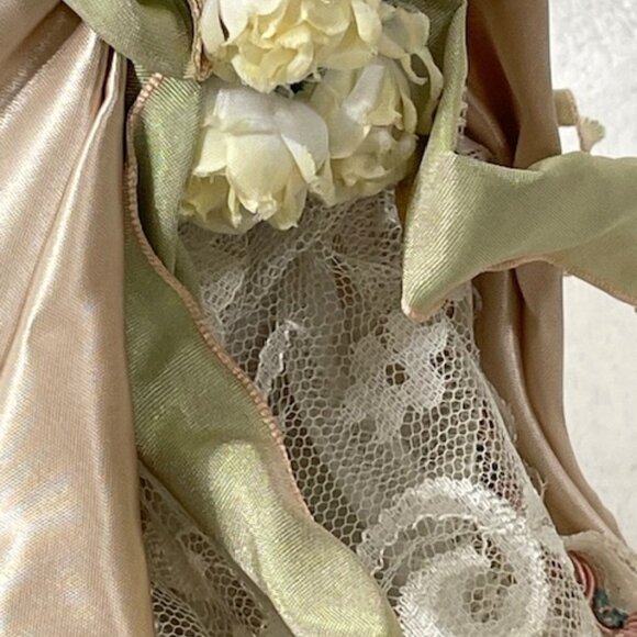 Madame Alexander restrung 10" Portrettes Guardian Angel doll with stand. - Picture 4 of 8